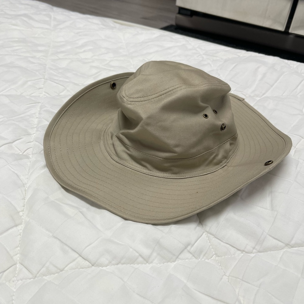 Like new Artwear Australian-style hat. Tan